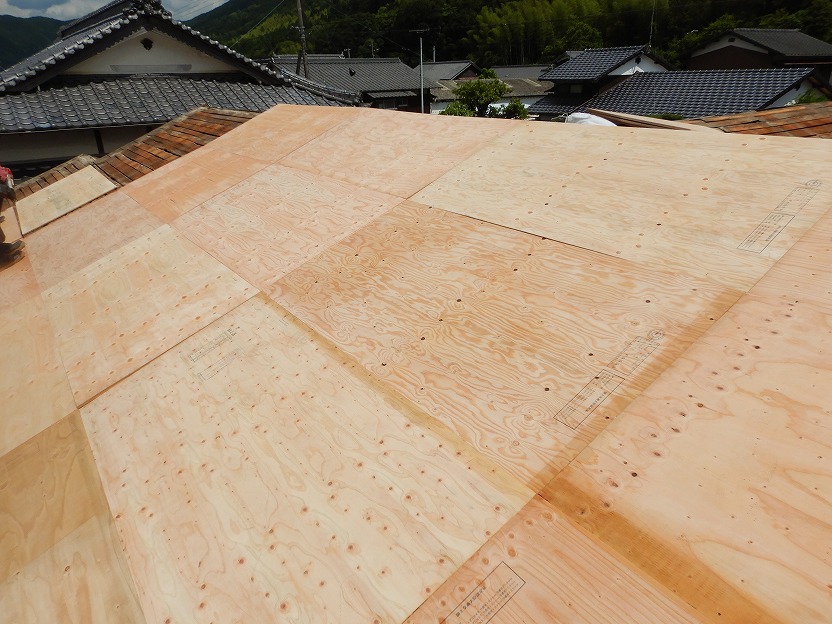 野地板を増し張りしている様子