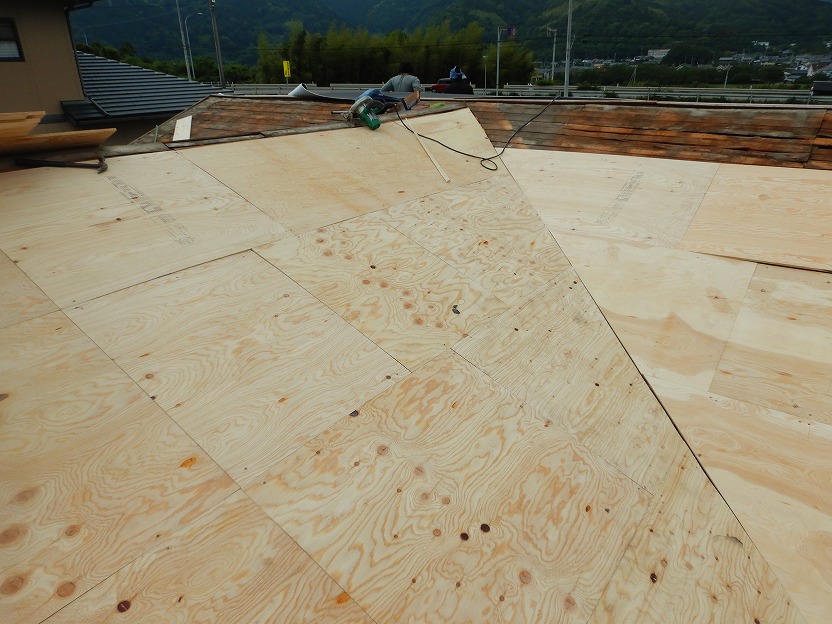 谷の野地板を増し張りしている様子