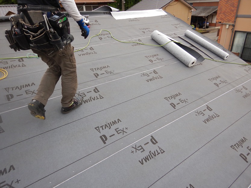 防水紙の施工風景