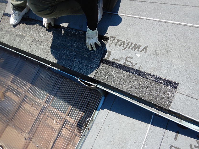 軒先のアスファルトシングルの施工風景