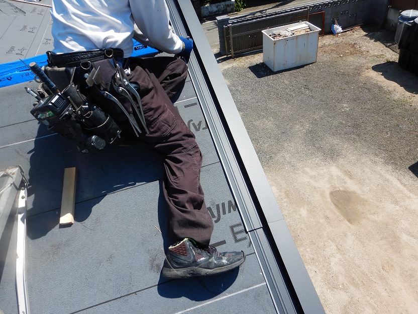 ケラバ捨て水切りの取り付けの様子