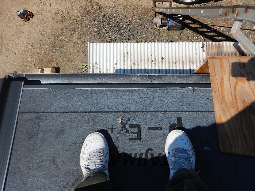 水切り板金を取り付けた様子