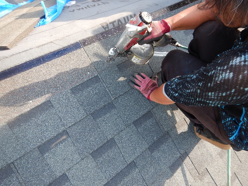 アスファルトシングルを固定している様子