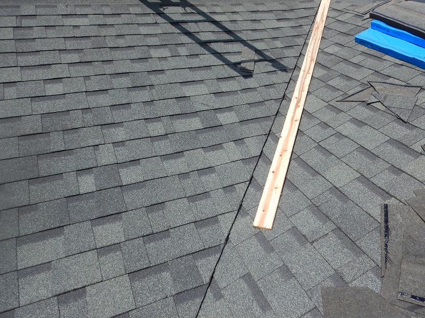 谷のアスファルトシングルの施工の様子