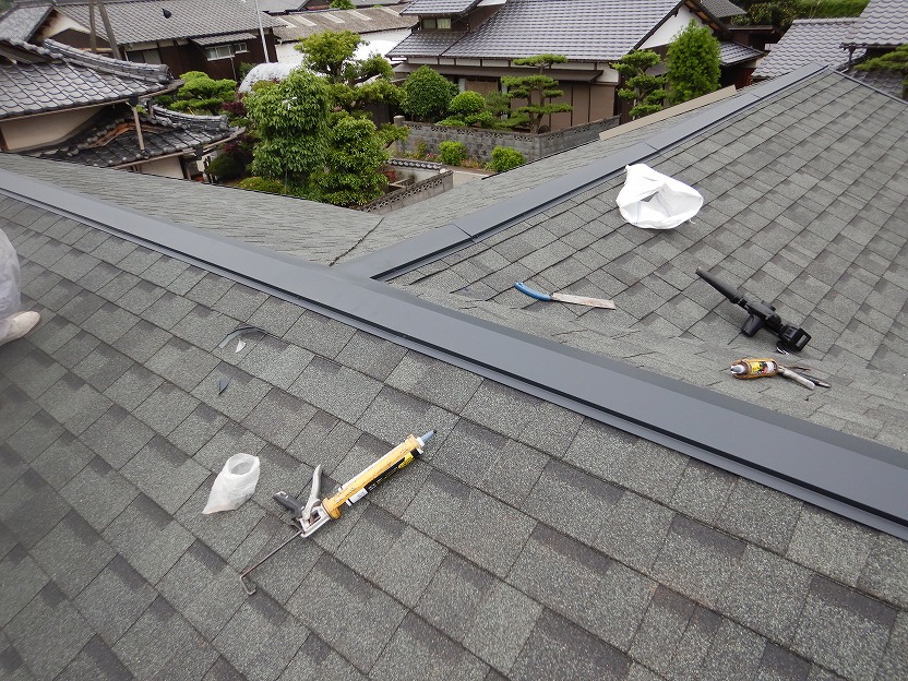 棟板金を取り付けた様子