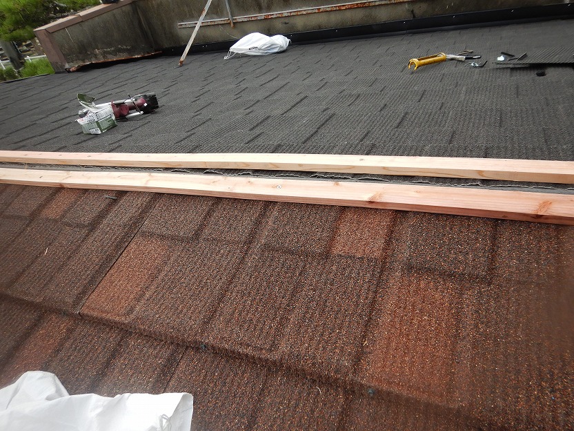 本棟の板金を取り付けている様子