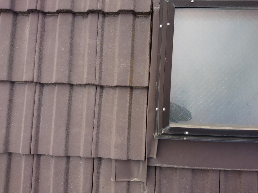 天窓にヒビが入っている様子