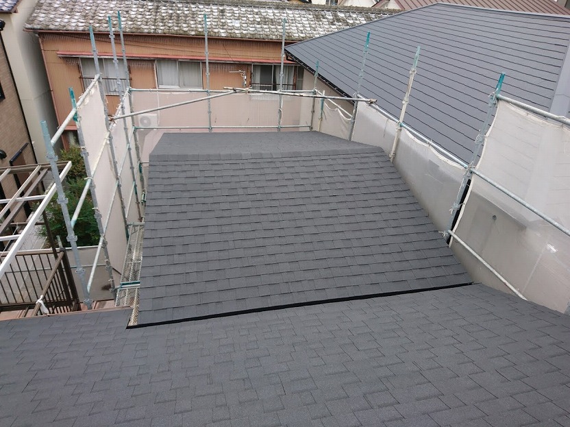 瓦棒の屋根の上にアスファルトシングルでカバー工事をした写真