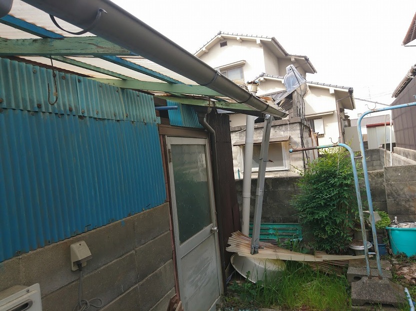 撤去予定の屋根を下から見た様子