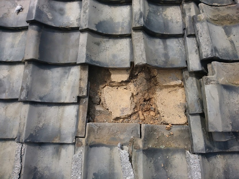 瓦の下に土が敷き詰められている様子