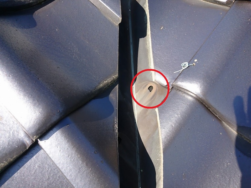 本谷板金に穴が開いている様子