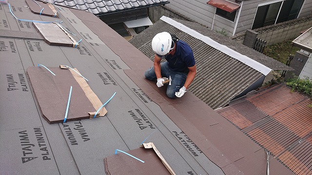 コロニアルの屋根