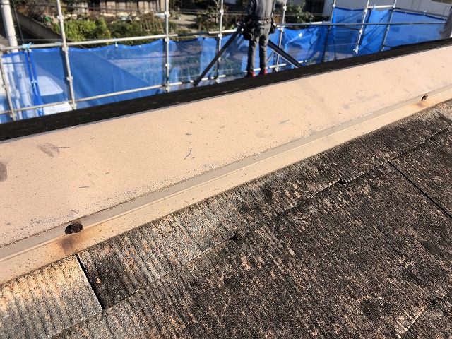 撤去前の棟板金