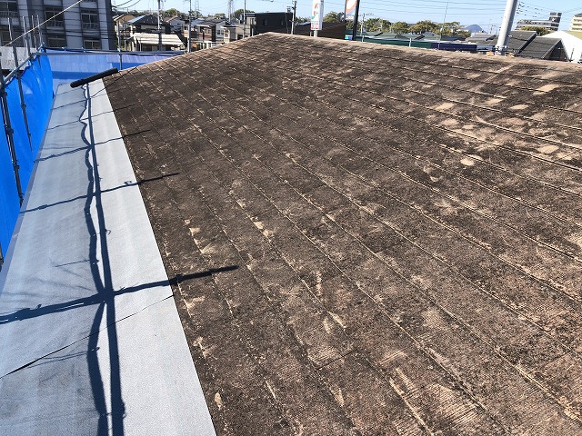 粘着式防水シートを軒先から施工