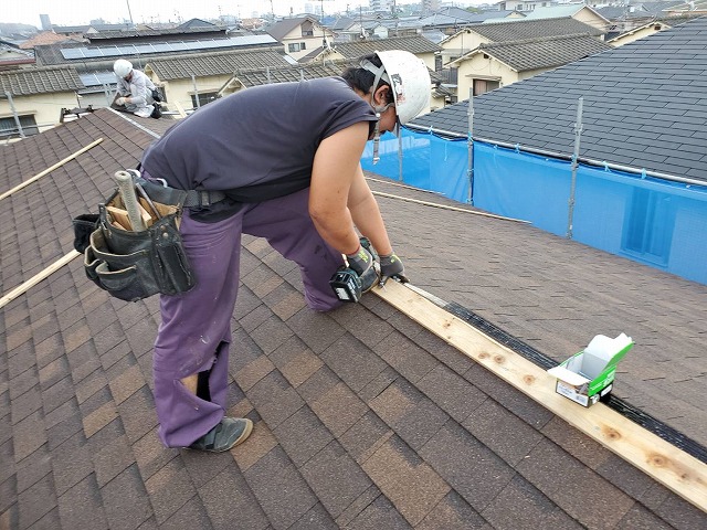 棟の下地木材取り付け