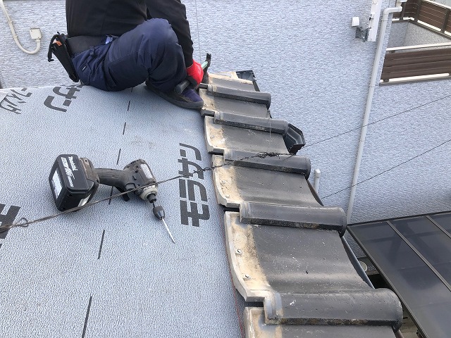 撤去した軒先唐草を葺きなおしている写真