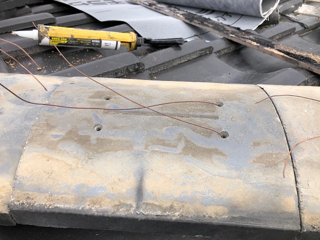 銅線を通している台土の写真