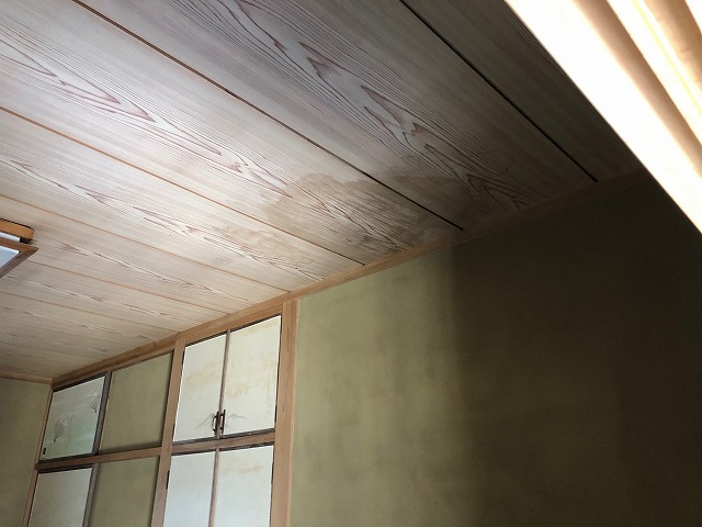 雨漏りしている二階の天井