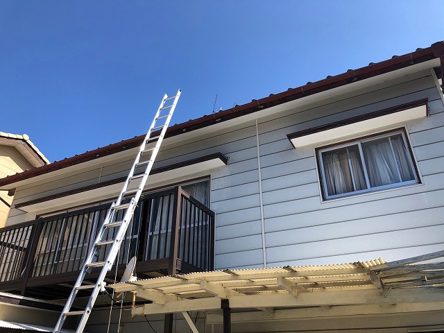 二連梯子で屋根に上がる時の写真