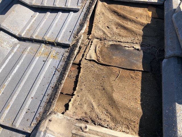 防水紙が雨で濡れている