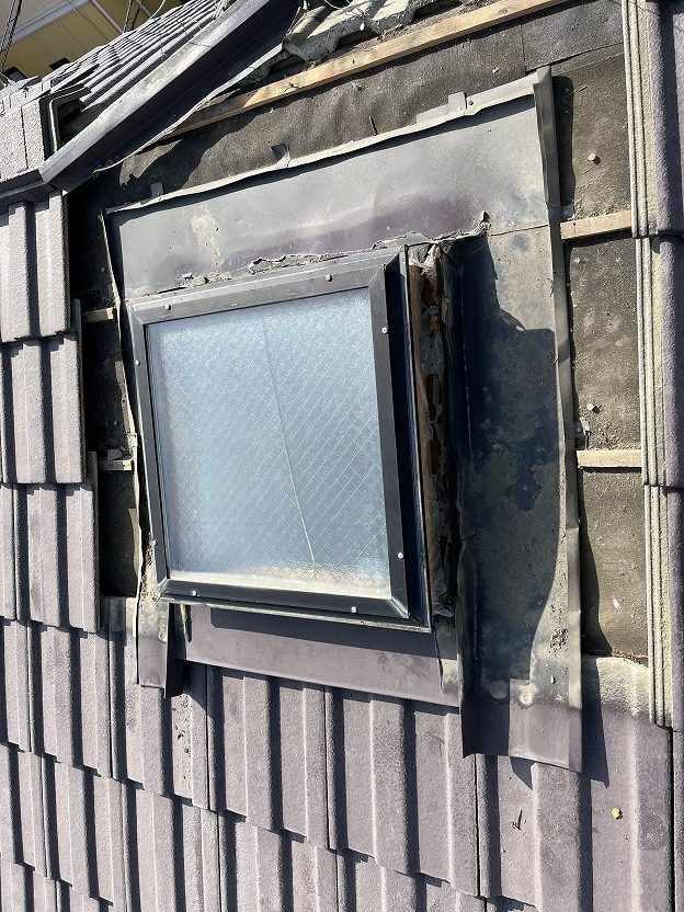 天窓周りの瓦を撤去している様子