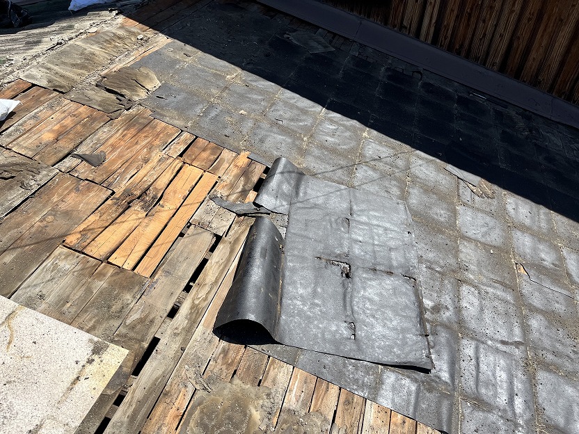 既存の防水シートを撤去している様子