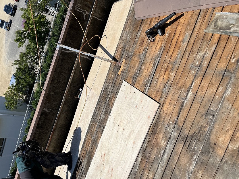 屋根の下地の状態が確認できる写真