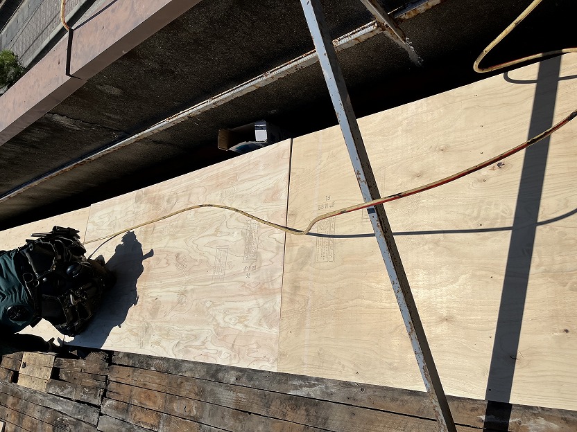 構造用合板の増し張りを行っている様子