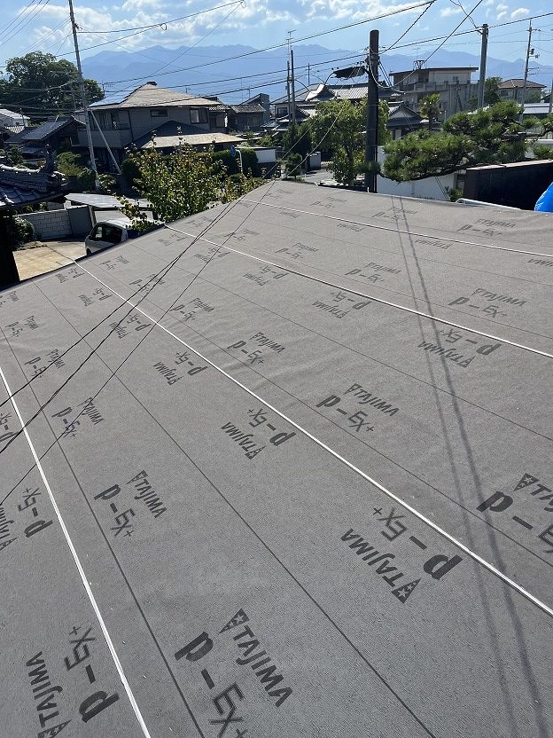 アスファルトルーフィングを施工した様子