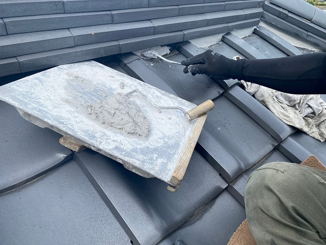 大棟の漆喰工事を行う職人