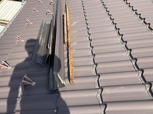 貫板ごと解体された棟板金