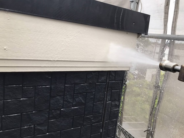 破風板部分に高圧洗浄を実施している風景