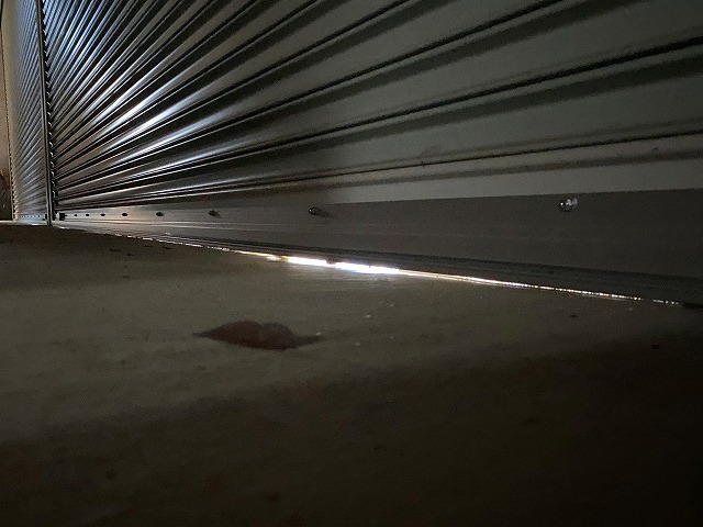 土間の不陸に枯葉が入るシャッター