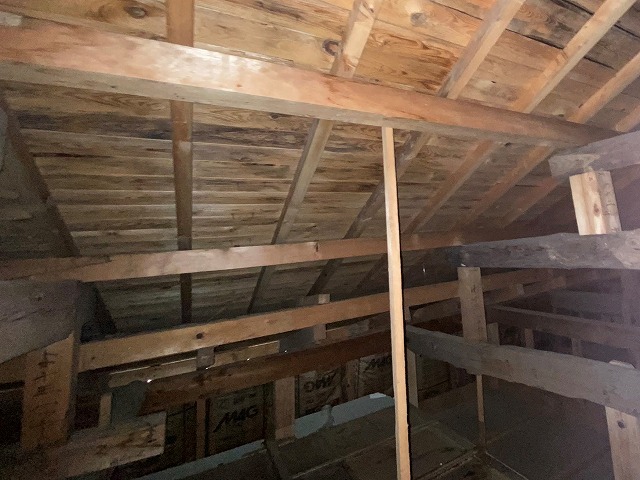 屋根裏天井に業務用ライトを照射して確認