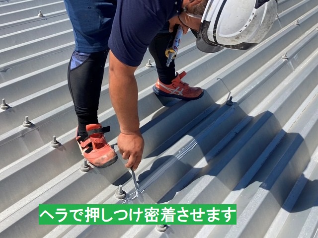 ヘラでコーキングを密着させます