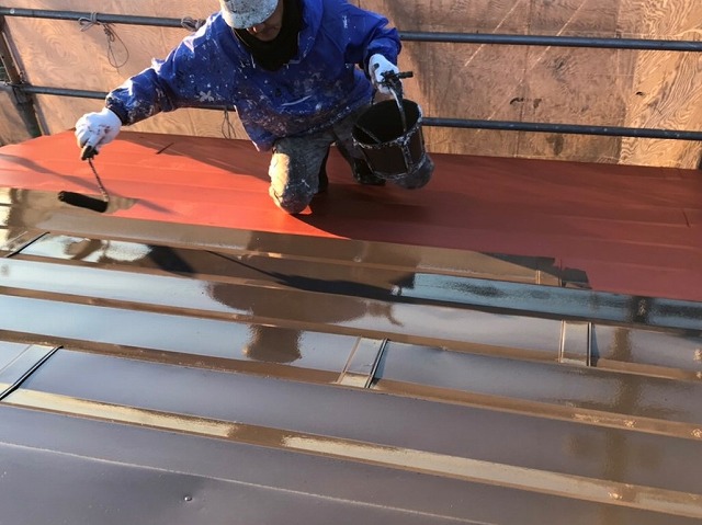 金属屋根への屋根塗装を行う職人