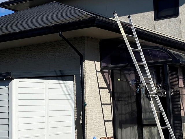 下屋根に脚立式兼用梯子を架ける
