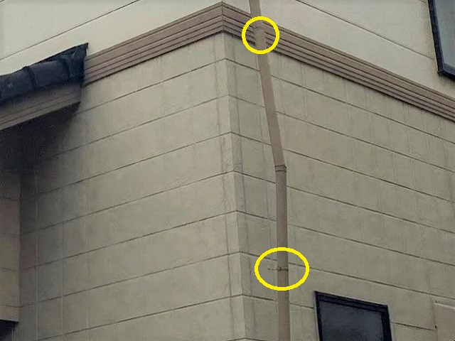 竪樋のデンデン金具が外壁から外れている
