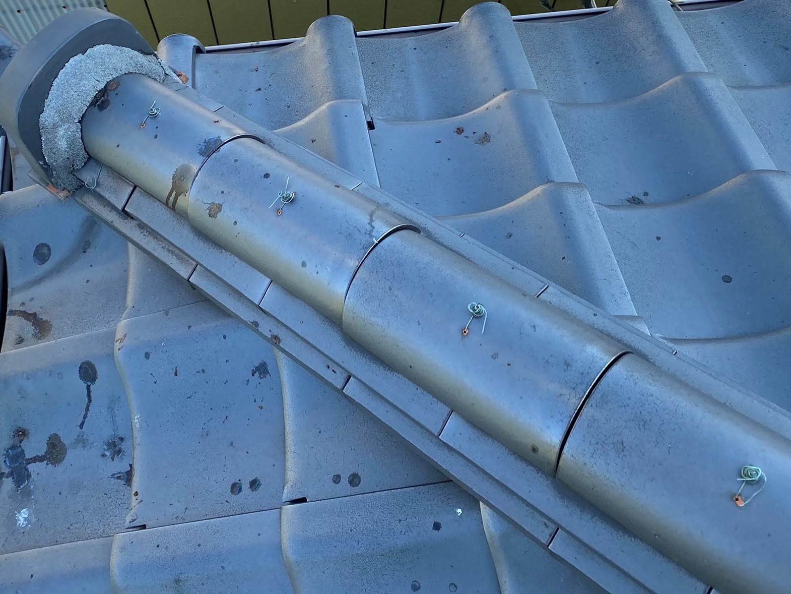 北側に降る水戸市の隅棟