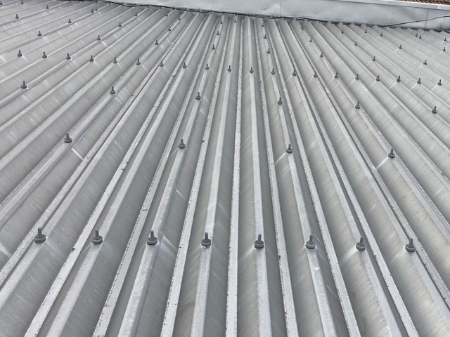 アパートに設置された折板屋根