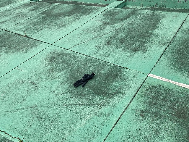 緑色のトップコートが剥離していた陸屋根アスファルト防水