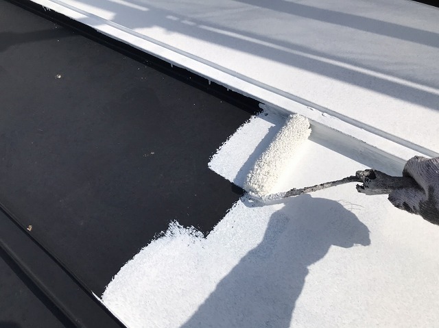 金属屋根をローラーで塗装