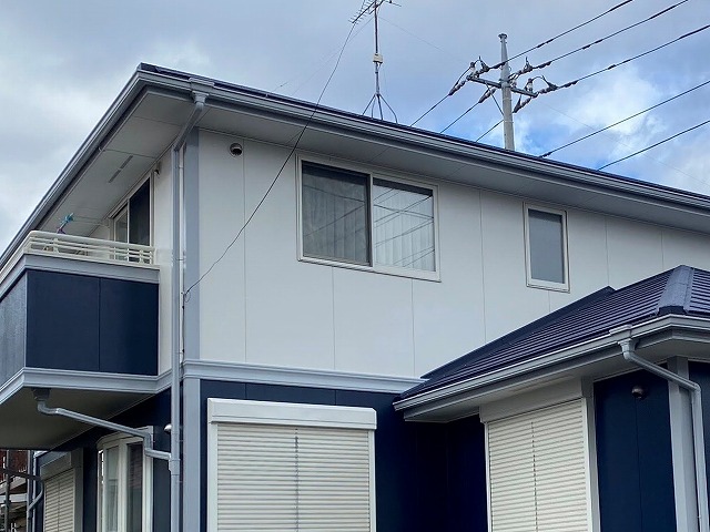 外壁塗装が完成した東海村の現場風景