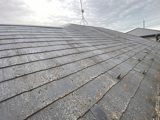 屋根工事前の小美玉市のコロニアル屋根