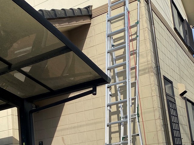 梯子や脚立を複数使用し、竪樋を修理