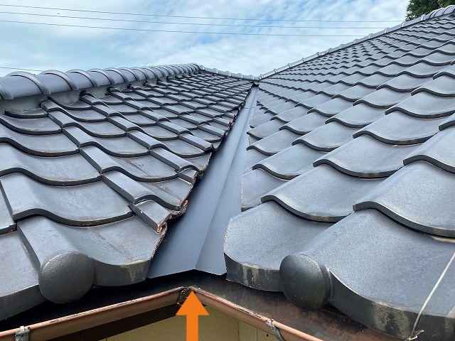 軒先に沿って綺麗に納められた谷板金