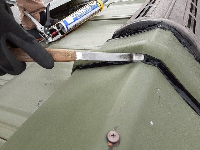 ヘラでコーキングをならす