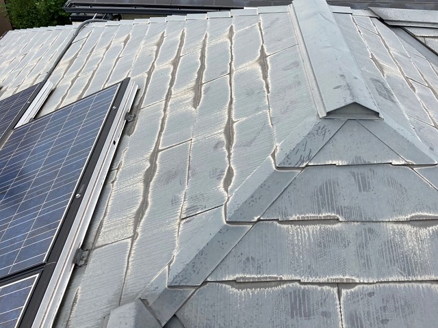 先端が黒ずんでいる太陽光パネルが設置されたコロニアル屋根