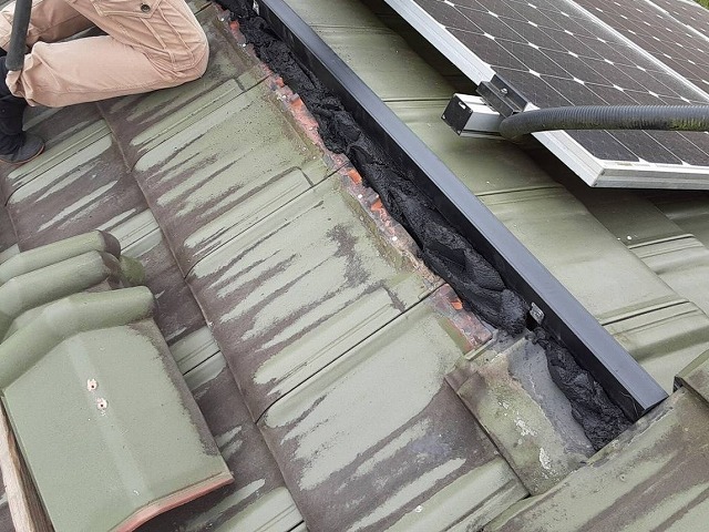 強化棟を施工する職人