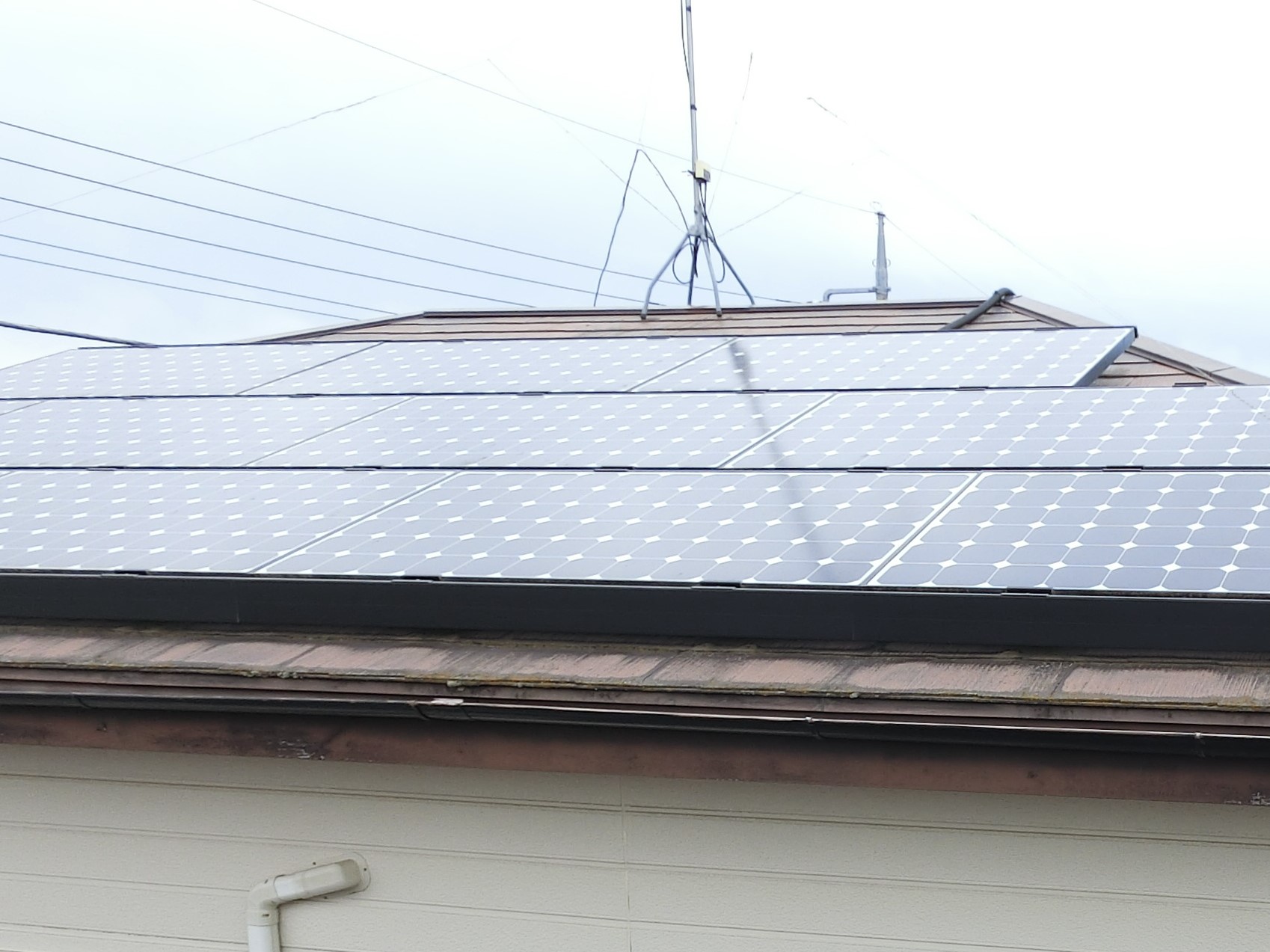 1.太陽光パネルが設置されたコロニアル